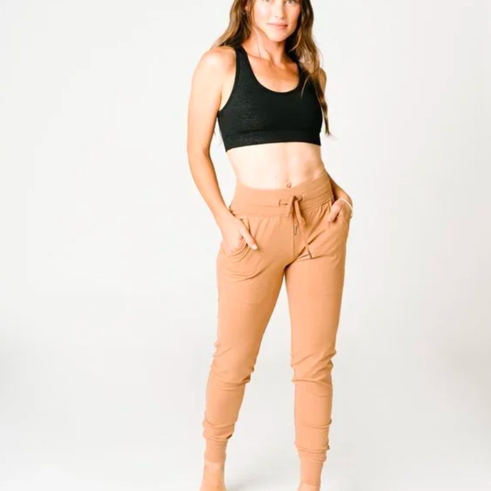 ZYIA Camel Ascend Joggers, SZ Large (but fits like a medium) $25 NWOT - Picture 2 of 6